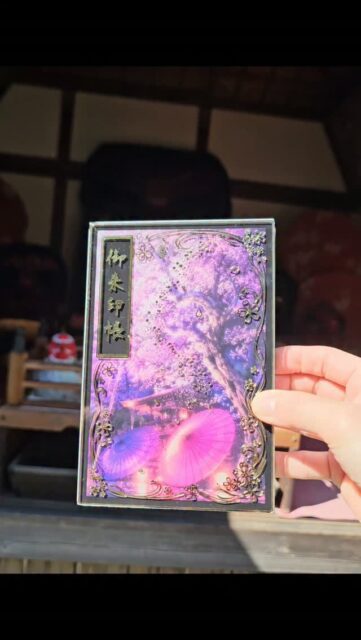 光丸山法輪寺より新たな御朱印帳を頒布致します🌸
以前全国放送でも撮り上げられた西行桜を、高級感のある箔押にて飾りあげたアクリル御朱印帳です✨
輝きが素敵です✨
ぜひ実物をお手にとってご覧ください✨
郵送希望の方はDMまたはお電話(9時半～16時半)にてご連絡下さい📿

11月1日(いぃ１日)より数量限定にて登場です‼️
#御朱印帳
#アクリル御朱印帳
#西行桜
#桜
#光丸山法輪寺