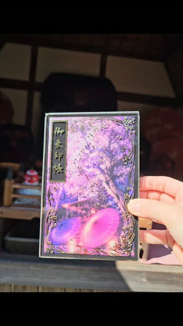 光丸山法輪寺より新たな御朱印帳を頒布致します🌸
以前全国放送でも撮り上げられた西行桜を、高級感のある箔押にて飾りあげたアクリル御朱印帳です✨
輝きが素敵です✨
ぜひ実物をお手にとってご覧ください✨
郵送希望の方はDMまたはお電話(9時半～16時半)にてご連絡下さい📿

11月1日(いぃ１日)より数量限定にて登場です‼️
#御朱印帳
#アクリル御朱印帳
#西行桜
#桜
#光丸山法輪寺